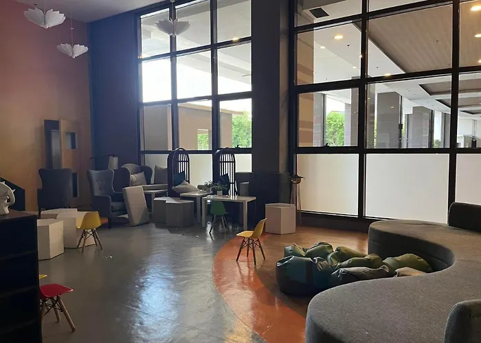 Pet-friendly With Balcony - Near Naia Airport, Picc, Moa & Bay - Free Pool, Sauna, Fast Wifi Manila